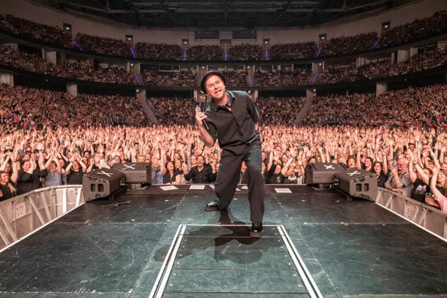 Johannes Oerding live bei einem Konzert seiner Arena-Tourin der ZAG-Arena. Hannover, 25.04.2026