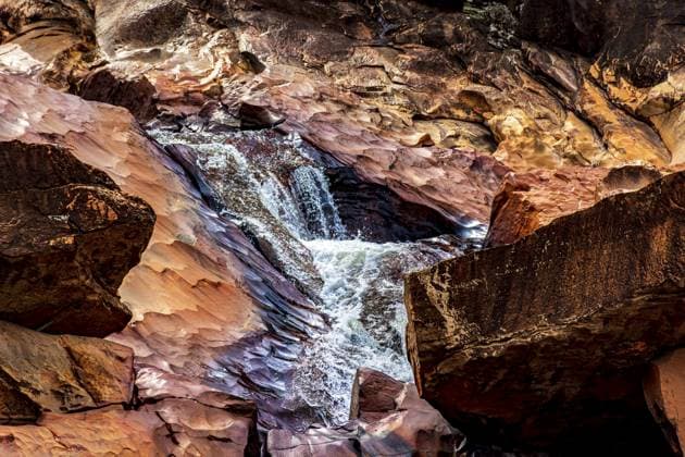Creative Highlights World Rötliche und strukturierte Felsen mit einem kleinen Wasserfall in Minas Gerais, Brasilien Reddish and textured rocks with a small waterfall in Minas Gerais, Brazil Copyright: imageBROKER FredxPinheiro ibxcpi17457647.jpg