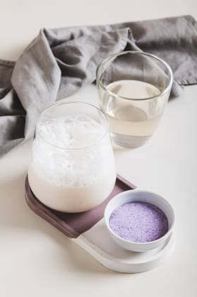 Wolkiger rosa Matcha mit Taro Gemüse in einem Glas auf dem Tisch, vertikale Ansicht Cloudy pink matcha with taro vegetable in a glass on the table vertical view Copyright: imageBROKER ElenaxRui ibxiqx17141444.jpg