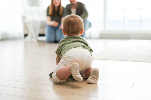 Eine glückliche Familie. Mutter und Vater beobachten ein süßes kleines Mädchen, das im Schlafzimmer auf dem Boden krabbelt. Ein Kleinkind spielt zu Hause mit seinen Eltern. Mama, Papa und ihr Neugeborenes. Ein süßes krabbelndes Kind. Happy family. Mother father looking at cute little toddler girl crawling on floor in bedroom. Infant baby resting playing with parents indoor at home. Mom dad newborn baby. Cute crawling child (License=RF) ,model released, Symbolfoto Copyright: xZoonar.com IuliiaxZavalishinax 24948379 ,model released, Symbolfoto ,property released