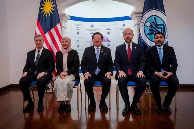 Turkiye and the Path Towards a Stable Global Order roundtable session in Kuala Lumpur KUALA LUMPUR, MALAYSIA - APRIL 27: (L to R) H.E Emir Salim Yuksel, Ambassador of the Republic of Turkiye to Malaysia, Nurul Izzah Anwar, a Public Figure, Datuk Prof. Dr. Mohd Faiz Abdullah, Executive Chairman, Institute of Strategic and International Studies Malaysia, Necmeddin Bilal Erdogan, Deputy Chairman of the Board of Trustees, Ibn Haldun University, Istanbul and Sharif H Banna, President of Sycamore Foundation for Global Leadership pose for a group photo during the Roundtable session: Turkiye and the Path Towards a Stable Global Order at the Institute of Strategic and International Studies in Kuala Lumpur, Malaysia on 27 April, 2026. Syaiful Redzuan  Copyright: x2026xAnadoluxSyaifulxRedzuanx