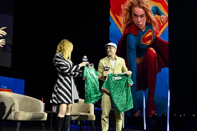 April 26, 2026, Mexico City, Ciudad de Mexico, Mexico: Actress Milly Alcock and Director Craig Gillespie show the Mexican national soccer team jerseys during a conference to promote Supergirl movie at the pop culture festival CCXP Comic Con Experience at Centro Banamex on April 26, 2026 in Mexico City, Mexico. Mexico City Mexico  - ZUMAe321 20260426_zea_e321_127 Copyright: xCarlosxTischlerx