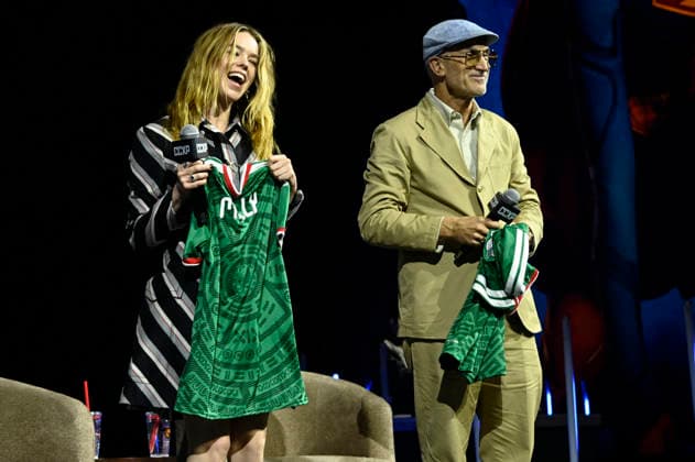 April 26, 2026, Mexico City, Ciudad de Mexico, Mexico: Actress Milly Alcock and Director Craig Gillespie show the Mexican national soccer team jerseys during a conference to promote Supergirl movie at the pop culture festival CCXP Comic Con Experience at Centro Banamex on April 26, 2026 in Mexico City, Mexico. Mexico City Mexico  - ZUMAe321 20260426_zea_e321_123 Copyright: xCarlosxTischlerx
