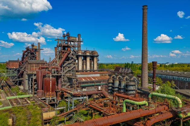 Duisburg, Ruhrgebiet, Nordrhein-Westfalen, Deutschland - Landschaftspark Duisburg-Nord, ein etwa 180 Hektar grosser Landschaftspark rund um ein stillgelegtes Huettenwerk in Duisburg-Meiderich, der im Rahmen der Internationalen Bauausstellung Emscher Park entstand. Der Landschaftspark ist einer der Ankerpunkte der Europäischen Route der Industriekultur sowie der Route der Industriekultur im Ruhrgebiet. Duisburg Nordrhein-Westfalen Deutschland