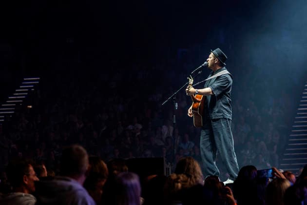 Johannes Oerding live bei einem Konzert seiner Arena-Tour in der Messehalle. Erfurt, 26.04.2026