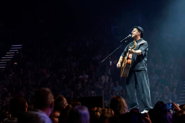 Johannes Oerding live bei einem Konzert seiner Arena-Tour in der Messehalle. Erfurt, 26.04.2026