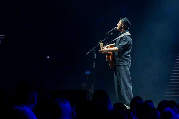 Johannes Oerding live bei einem Konzert seiner Arena-Tour in der Messehalle. Erfurt, 26.04.2026