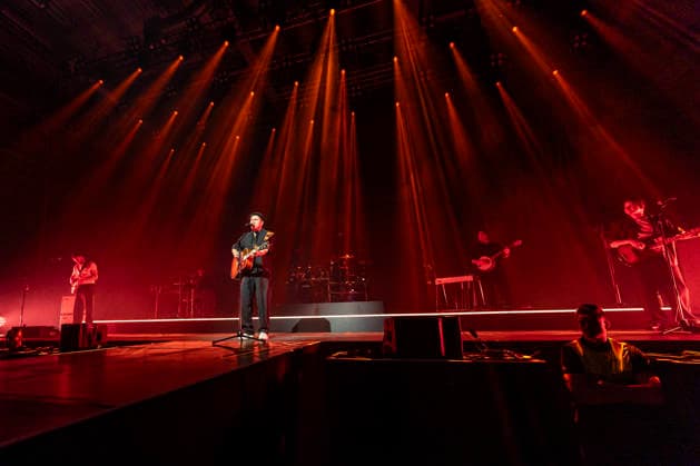Johannes Oerding live bei einem Konzert seiner Arena-Tour in der Messehalle. Erfurt, 26.04.2026