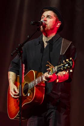 Johannes Oerding live bei einem Konzert seiner Arena-Tour in der Messehalle. Erfurt, 26.04.2026