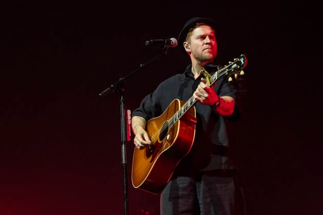 Johannes Oerding live bei einem Konzert seiner Arena-Tour in der Messehalle. Erfurt, 26.04.2026