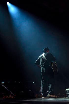 Johannes Oerding live bei einem Konzert seiner Arena-Tour in der Messehalle. Erfurt, 26.04.2026