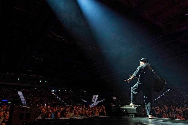 Johannes Oerding live bei einem Konzert seiner Arena-Tour in der Messehalle. Erfurt, 26.04.2026
