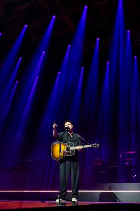 Johannes Oerding live bei einem Konzert seiner Arena-Tour in der Messehalle. Erfurt, 26.04.2026