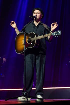 Johannes Oerding live bei einem Konzert seiner Arena-Tour in der Messehalle. Erfurt, 26.04.2026