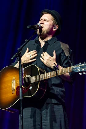 Johannes Oerding live bei einem Konzert seiner Arena-Tour in der Messehalle. Erfurt, 26.04.2026