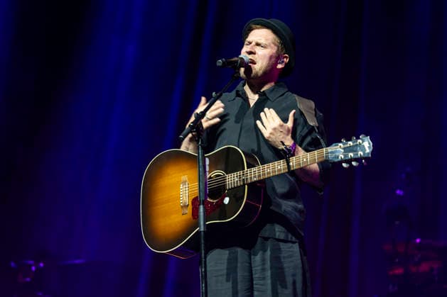 Johannes Oerding live bei einem Konzert seiner Arena-Tour in der Messehalle. Erfurt, 26.04.2026