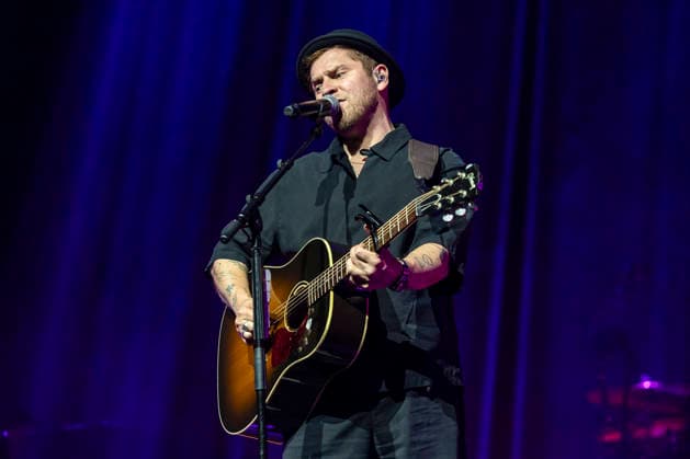 Johannes Oerding live bei einem Konzert seiner Arena-Tour in der Messehalle. Erfurt, 26.04.2026