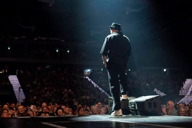 Johannes Oerding live bei einem Konzert seiner Arena-Tour in der Messehalle. Erfurt, 26.04.2026