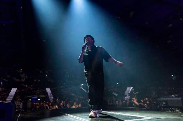 Johannes Oerding live bei einem Konzert seiner Arena-Tour in der Messehalle. Erfurt, 26.04.2026