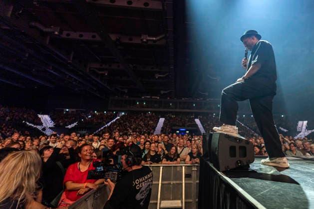 Johannes Oerding live bei einem Konzert seiner Arena-Tour in der Messehalle. Erfurt, 26.04.2026