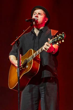Johannes Oerding live bei einem Konzert seiner Arena-Tour in der Messehalle. Erfurt, 26.04.2026