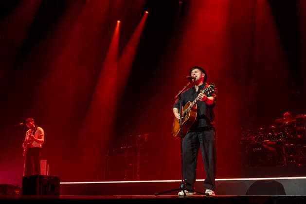 Johannes Oerding live bei einem Konzert seiner Arena-Tour in der Messehalle. Erfurt, 26.04.2026
