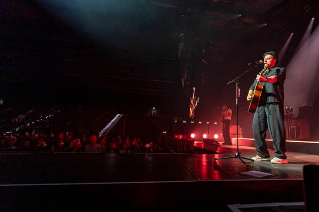 Johannes Oerding live bei einem Konzert seiner Arena-Tour in der Messehalle. Erfurt, 26.04.2026