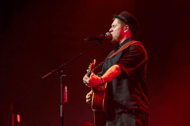 Johannes Oerding live bei einem Konzert seiner Arena-Tour in der Messehalle. Erfurt, 26.04.2026