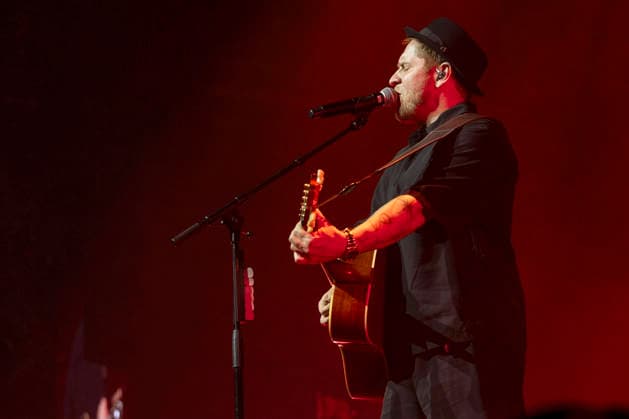 Johannes Oerding live bei einem Konzert seiner Arena-Tour in der Messehalle. Erfurt, 26.04.2026