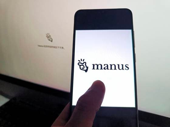 Manus SUQIAN, CHINA - APRIL 27, 2026 - A netizen is checking Manus logo and webpage on a computer and mobile phone in Suqian City, Jiangsu Province, China on April 27, 2026. Suqian Jiangsu China  Copyright: xCFOTOx i1777312365190