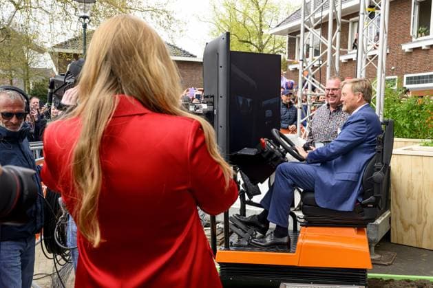 Dokkum, The Netherlands, 2026-04-27 11:36:56 DOKKUM, 27-04-2026 , Dokkum City Centre Princess Amalia takes a photo of King Willem Alexander during King s Day 2026 in Dokkum Photo: NLBEELD Patrick van Emst Credit: NL Beeld Patrick van Emst  Copyright: xx x