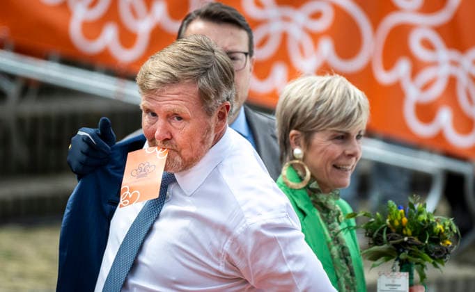 Koning met stempelkaart in Dokkum DOKKUM - Koningsdag wordt in Dokkum in Friesland gevierd door de Koninklijke familie. Credit : Frank van Beek CC Dokkum Nederland  Copyright: xx FrankxvanxBeekx xCCx