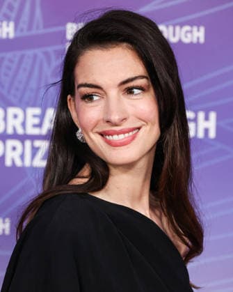 12th Annual Breakthrough Prize Ceremony 2026 SANTA MONICA, LOS ANGELES, CALIFORNIA, USA - APRIL 18: Anne Hathaway wearing Ralph Lauren with a Bvlgari clutch and jewels arrives at the 12th Annual Breakthrough Prize Ceremony 2026 held at the Barker Hangar on April 18, 2026 in Santa Monica, Los Angeles, California, United States. (Photo by Xavier Collin Image Press Agency)