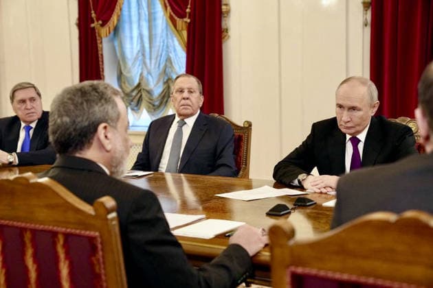 Iranian FM Abbas Araghchi meets with Russian President Putin ST PETERSBURG, RUSSIA - APRIL 27: (----EDITORIAL USE ONLY - MANDATORY CREDIT - FOREIGN MINISTRY OF IRAN HANDOUT - NO MARKETING NO ADVERTISING CAMPAIGNS - DISTRIBUTED AS A SERVICE TO CLIENTS----) Iran’s Foreign Minister Abbas Araghchi meets with the Russian President Vladimir Putin (R) and Russian Foreign Minister Sergey Lavrov (2nd R) in St. Petersburg, Russia on April 27, 2026. Foreign Ministry of Iran Handout Anadolu St. Petersburg Russia. Editorial use only. Please get in touch for any other usage.  Copyright: x2026xAnadoluxForeignxMinistryxofxIranx xHandoutx