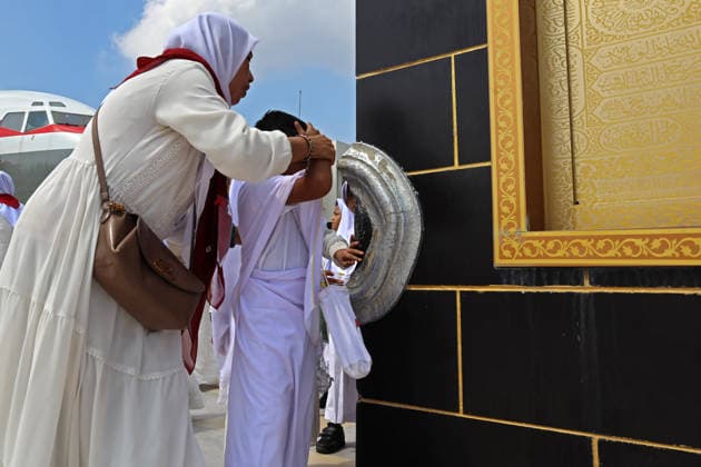 April 27, 2026, Banda Aceh, Aceh, Indonesia: Kindergarteners children Kissing the Hajar al-Aswad at the miniature Kaaba companied by teacher during Hajj manasik education at the Aceh Hajj Embarkation Dormitory in Banda Aceh City, Aceh province, Indonesia on Monday, April 27, 2026. The activity which was attended by thousands of kindergarten students, aims to introduce the procedures for Hajj to children from an early age. Banda Aceh Indonesia - ZUMAs340 20260427_zip_s340_007 Copyright: xKhairuxSyukrillahx