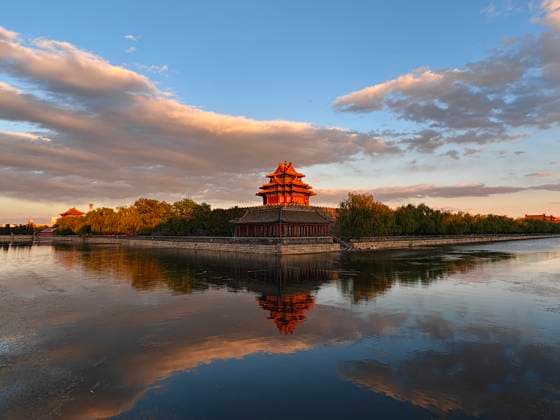(260427) -- BEIJING, April 27, 2026 -- This photo taken with a mobile phone on April 27, 2026 shows the view of a turret of the Palace Museum in the twilight in Beijing, capital of China. ) CHINA-BEIJING-PALACE MUSEUM-TURRET-VIEWS (CN) XuxJinquan 