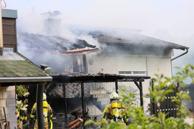 Großbrand zerstört Mehrfamilienhaus an der Grenze von Langenfeld und Solingen in mitten der Ohligser Heide Eine große Rauchsäule stieg am Montagnachmittag (27.04.2026) über der Ohligser Heide zwischen Langenfeld und Solingen auf, bereits von der A3 war die massive schwarze Rauchsäule zu sehen. Umgehend wurde die Feuerwehr Langenfeld alarmiert, zunächst berichteten Augenzeugen von einem Balkonbrand. Als die ersten Feuerwehrkräfte eintrafen stand das Mehrfamilienhaus auf der Rückseite nahezu in Vollbrand. Umgehend wurde das Alarmstichwort erhöht und zahlreiche Kräfte, auch aus umliegenden Gemeinden und Städten, nachalarmiert. In der Spitze waren rund 70 Einsatzkräfte vor Ort. Zum Beginn der Löschmaßnahmen gestaltete sich die L