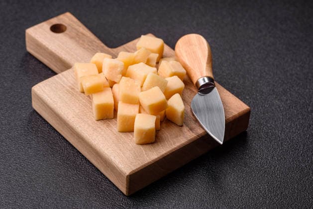 Parmesanwürfel für Pasta, Salate und andere italienische Gerichte. Parmesankäse Parmesan cheese cubes for pasta, salads, and other Italian dishes. Parmesan cheese as a food background for your design (License=RF) Copyright: xZoonar.com TetianaxChernykovax 24956101