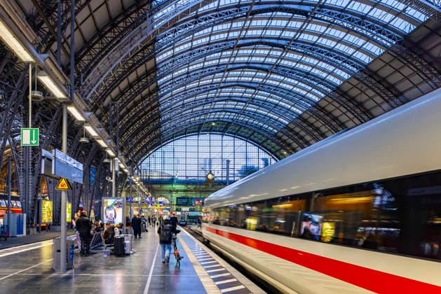 Hauptbahnhof Frankfurt mit Bahnsteig, ICE und Fahrgäste. Bahnsteighalle. 21.04.2026, Frankfurt a. M., Hessen, Deutschland *** Frankfurt main station with platform, ICE and passengers platform hall 21 04 2026, Frankfurt a M , Hesse, Germany