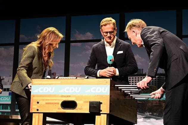 27.4.2026 Paderborn CDU-Generalsekretär Carsten Linnemann mit seinem Podcast Einfach mal machen Bild zeigt Carsten Linnemann, Sängerin Vicky Leandros und Hans-Joachim Aki Watzke Unternehmer und Präsident von Borussia Dortmund am Tischkicker *** 27 4 2026 Paderborn CDU Secretary General Carsten Linnemann with his podcast Einfach mal machen Picture shows Carsten Linnemann, singer Vicky Leandros and Hans Joachim Aki Watzke entrepreneur and President of Borussia Dortmund at the table football table KH