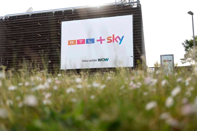 Ein Plakat nahe des Hauptsitz des TV-Sender RTL am Picassoplatz in Köln Deutz verkündet die Fusion von RTL und Sky. RTL steckt in einer Krise aus Quotendruck und starker Streaming-Konkurrenz. Mit dem Kauf von Sky Deutschland zum 1. Juni 2026 für mindestens 150 Mio. Euro plant der Kölner Sender den Befreiungsschlag. (Themenbild, Symbolbild) Köln, 27.04.2026 NRW Deutschland *** A poster near the headquarters of the TV station RTL on Picassoplatz in Cologne Deutz announces the merger of RTL and Sky RTL is in a crisis of quota pressure and strong streaming competition With the purchase of Sky Deutschland on June 1, 2026 for at least 150 million euros, the Cologne-based broadcaster is planning a liberating blow Theme image, symbolic image C Copyright: xChristophxHardtx