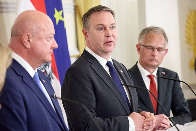 - Wien 27.04.2026 - PK Budget 2027 28 - Heute abend fand im österreichischen Bundeskanzleramt eine Pressekonferenz statt bei der die Regierungsspitze die Eckpunkte des Doppelbudgets 2027 und 2028 vorgestellt hat. PHOTO: (v.L.n.R) Bundeskanzler Christian Stocker (ÖVP), Vizekanzler Andreas Babler (SPÖ), Finanzminister Markus Marterbauer (SPÖ), Vienna (AUSTRIA) - Press conference on the 2027 28 Budget – Tonight a press conference was held at the Austrian Federal Chancellery, at which senior government officials presented the key points of the 2027 and 2028 budget. Budgetverhandlungen, Doppelbudget, Geld, Steuern , Eckpfeiler, Budget, PK Budget 2027 28