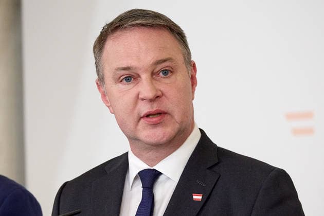 - Wien 27.04.2026 - PK Budget 2027 28 - Heute abend fand im österreichischen Bundeskanzleramt eine Pressekonferenz statt bei der die Regierungsspitze die Eckpunkte des Doppelbudgets 2027 und 2028 vorgestellt hat. PHOTO: Vizekanzler Andreas Babler (SPÖ), Vienna (AUSTRIA) - Press conference on the 2027 28 Budget – Tonight a press conference was held at the Austrian Federal Chancellery, at which senior government officials presented the key points of the 2027 and 2028 budget. Budgetverhandlungen, Doppelbudget, Geld, Steuern , Eckpfeiler, Budget, PK Budget 2027 28