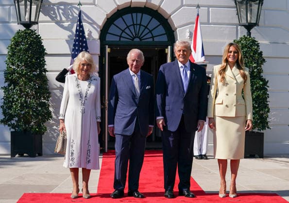 King Charles Arrives at White House WASHINGTON, DC - APRIL 27: The United Kingdom’s King Charles and Queen Camilla, left, are greeted by U.S. President Donald Trump and First Lady Melania Trump on Monday, April 27, 2026 at the White House in Washington, D.C. (Photo by Allison Robbert For The Washington Post) Washington DC United States  Copyright: xPool ABACAx