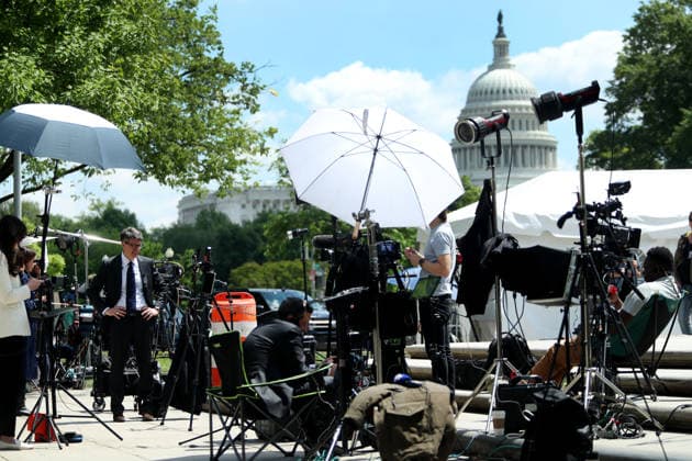 April 27, 2026, Washington Dc, Virginia, USA: Members of the media report from the E. Barrett Prettyman United States Courthouse in Washington, DC, USA, on April 27, 2026. Cole Tomas Allen, the suspect detained in connection with gunfire at the hotel where President Donald Trump was attending the White House correspondents dinner in Washington over the weekend, is expected to be arraigned at the federal court on Monday. Washington Dc USA  - ZUMAs337 20260427_znp_s337_002 Copyright: xGentxShkullakux
