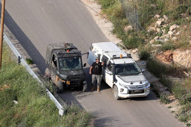 Palestinians evacuate home after Israeli Settler attack in West Bank WEST BANK, PALESTINE - APRIL 27: Israeli settlers and vehicles are seen in the village of Jalud, south of Nablus, West Bank, Palestine on April 27, 2026. A group of settlers, under the protection of Israeli soldiers, attacked Palestinians and their homes with stones and Molotov cocktails, leading to property damage and the evacuation of usable items from affected houses. Issam Rimawi Anadolu Nablus West Bank. Editorial use only. Please get in touch for any other usage.  Copyright: x2026xAnadoluxIssamxRimawix