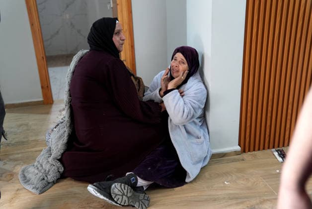 Palestinians evacuate home after Israeli Settler attack in West Bank WEST BANK, PALESTINE - APRIL 27: Palestinians react as they evacuate usable items from a home following an attack by Israeli settlers in the village of Jalud, south of Nablus, in West Bank, Palestine on April 27, 2026. According to local sources, dozens of settlers, under the protection of Israeli soldiers, stormed the village and attacked residents and their property with stones and Molotov cocktails, setting fires to homes and vehicles. Issam Rimawi Anadolu Nablus West Bank. Editorial use only. Please get in touch for any other usage.  Copyright: x2026xAnadoluxIssamxRimawix