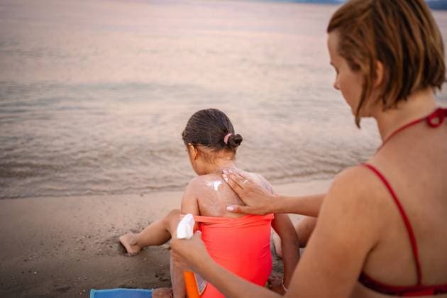 Einen sonnigen Tag in Griechenland am Strand genießen Applying sunscreen on a child at the shore of Greece (License=RF) ,model released, Symbolfoto Copyright: xZoonar.com JelenaxCvetkovicx 24959028 ,model released, Symbolfoto ,property released