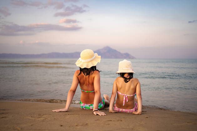 Mutter und Tochter genießen den Sonnenuntergang an einem Strand in Griechenland Mother and daughter sitting on a sandy beach looking at the ocean during sunset (License=RF) ,model released, Symbolfoto Copyright: xZoonar.com JelenaxCvetkovicx 24959711 ,model released, Symbolfoto ,property released