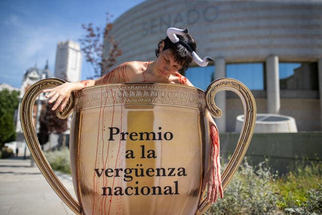 April 27, 2026, Madrid, Spain: People for the Ethical Treatment of Animals, PETA UK activist seen during a performance at the main entrance of the Senate in Madrid while protesting the awarding of the National Bullfighting Prize to Curro Vazquez. Madrid Spain - ZUMAs197 20260427_aaa_s197_019 Copyright: xDavidxCanalesx